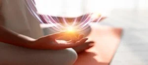 Portada del artículo. Mujer sentada haciendo meditación sobre una esterilla con los dedos índice y pulgar en contacto